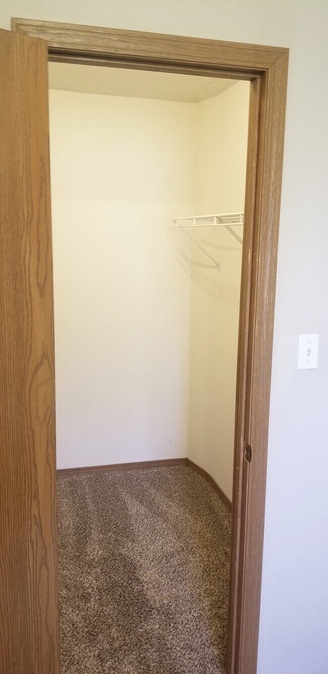 Building Photo - 813 N Pinewood Ave