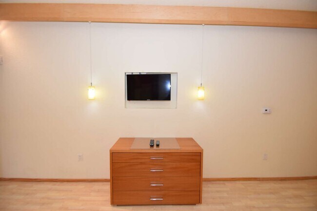 Building Photo - Utilities included