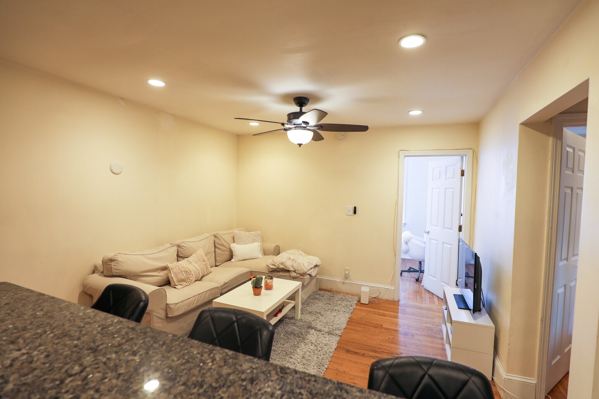 Building Photo - 324 Saint Paul St