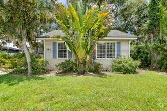 Building Photo - Quaint 2/1 home with plenty of yard, deck ...
