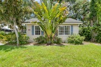 Building Photo - Quaint 2/1 home with plenty of yard, deck ...