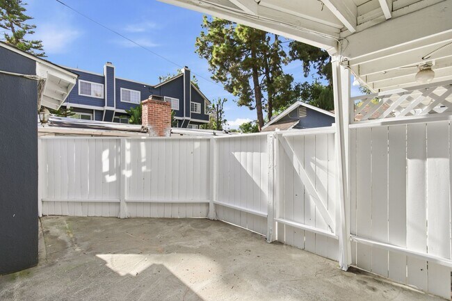 Building Photo - 12334 Moorpark St