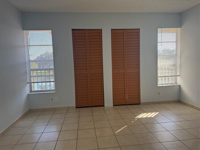 Building Photo - 9930 Twin Lakes Dr