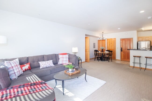 Building Photo - Evolve Real Estate: 6 Mos Lease Only Large Fully Furnished Condo Walking Distance to Keystone Vil...