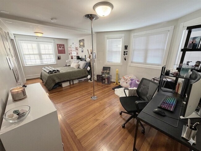 Building Photo - 519 Main St