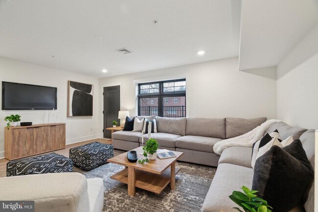 Building Photo - 7519 Ridge Ave