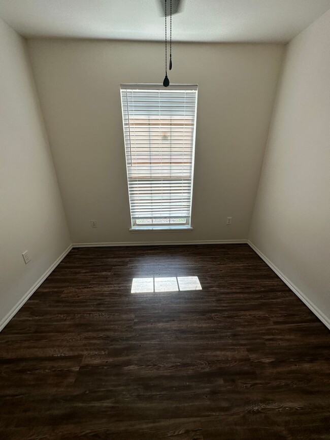 Building Photo - 4 bd/2 ba - Wood Look Floors - Open Plan