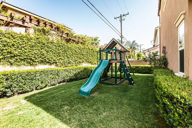 Building Photo - Large 3 Bed 2.5 Bath Home Available In Eas...
