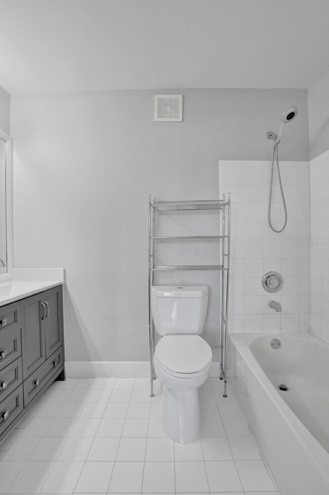 Building Photo - 9913 NW 57th Manor