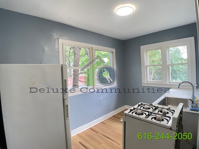 Building Photo - 1 Bed, 1 Bath Upstairs Unit - Move in Ready!
