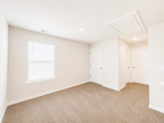 Building Photo - 225 Deskin Ln