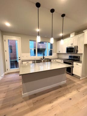 Building Photo - Modern 3Bed/2Bath PLUS 2 car garage Townhome in Bellevue!