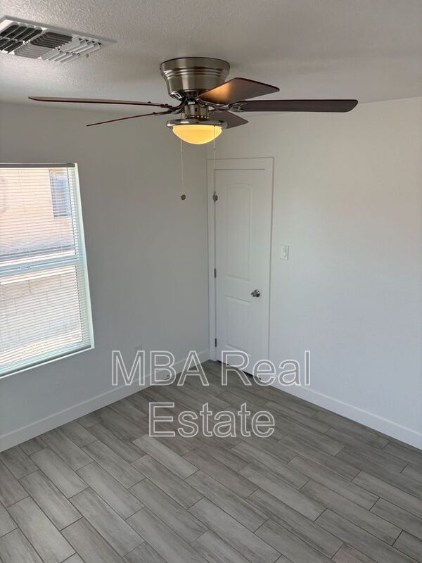 Building Photo - 5040 N 18th Ave