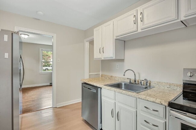 Building Photo - 1710 Westhill Rd