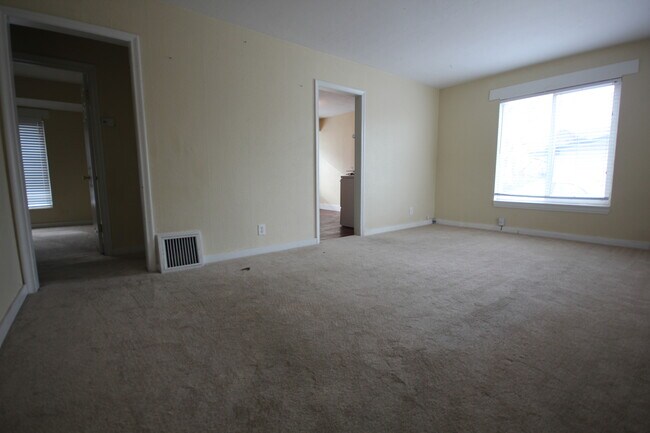 Building Photo - 3 Bedroom Duplex with Lovely Backyard(Upstairs)