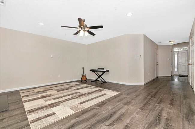 Building Photo - Twin Arch