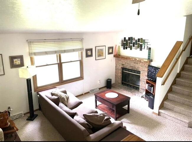 Building Photo - 2 Bed 1.5 Bath Townhome with 2 stall garage.