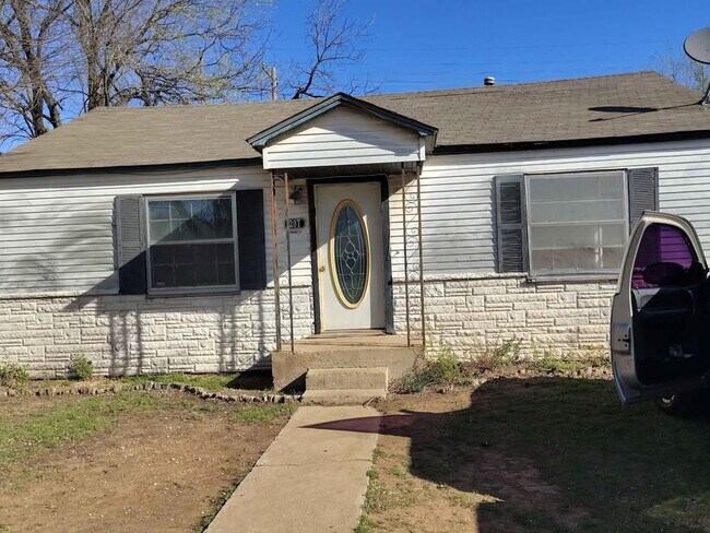 Building Photo - 207 E Chestnut Ave