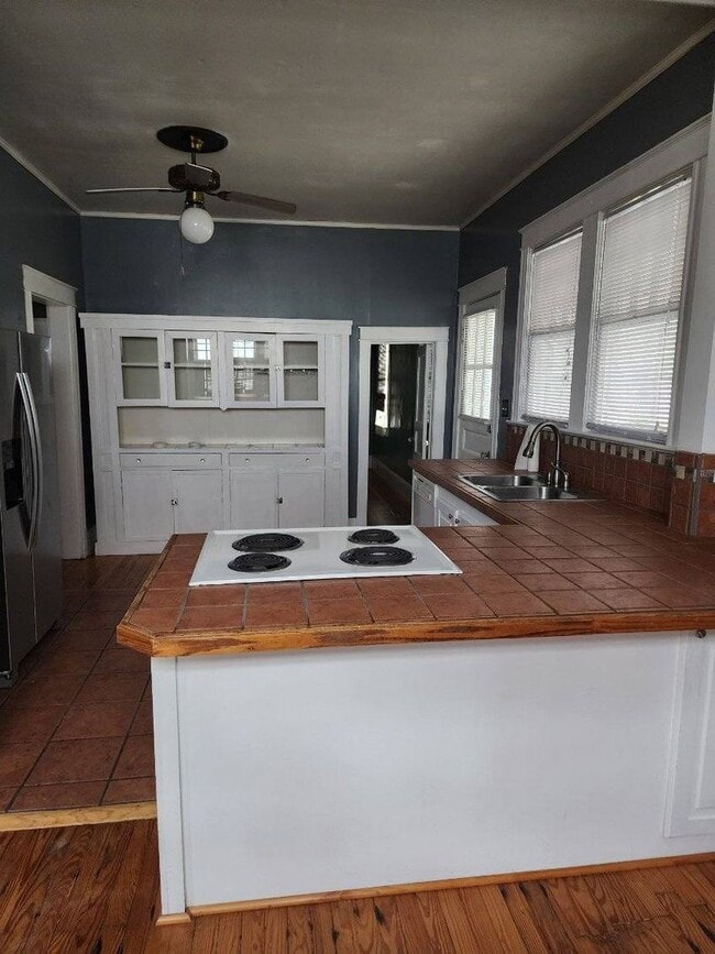 Building Photo - 2 Bedroom 2 bath house 1850 Square Foot!! Lots of Room!!