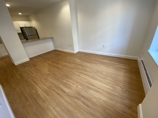Building Photo - 875 Elm St