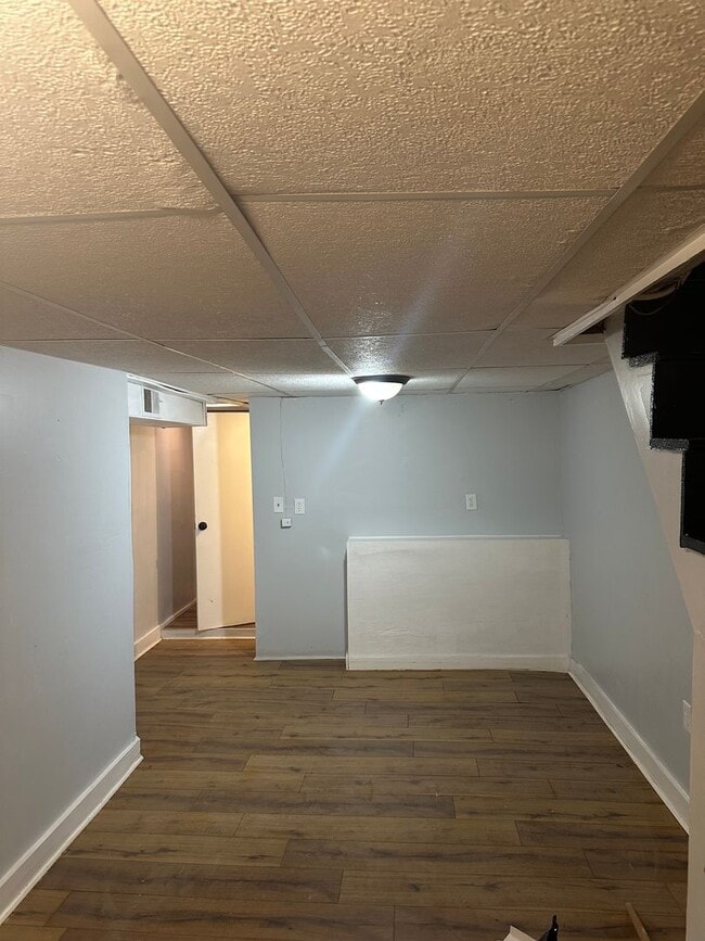 Building Photo - Spacious Rooms! Finished Basement! W/D Hook-Up!! Available Now!