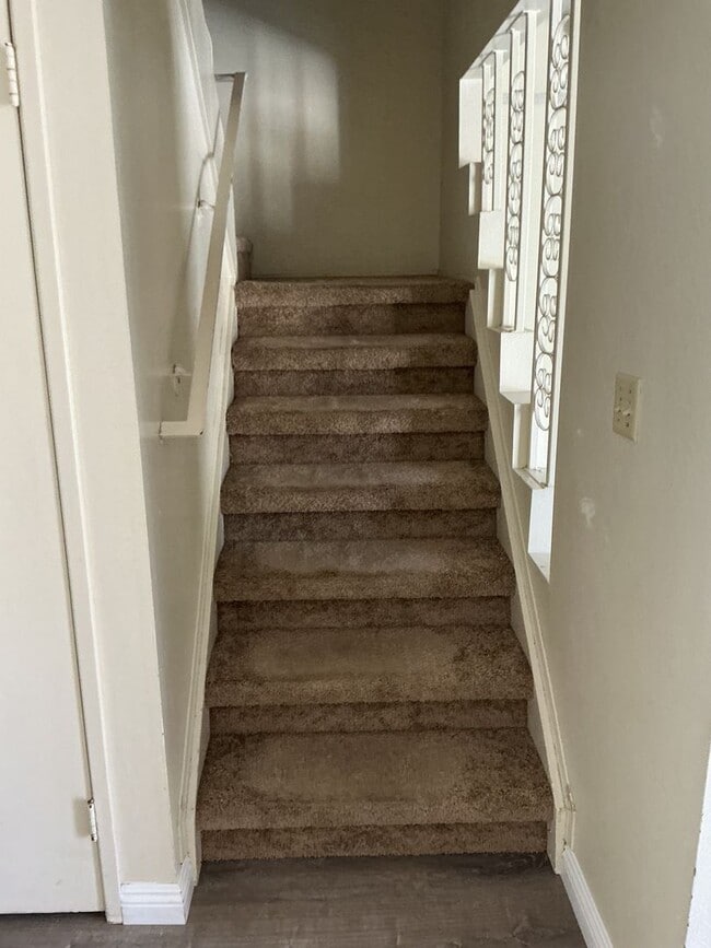 Building Photo - Townhome 3 bedroom 2 bath