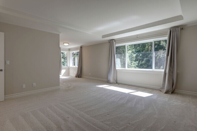 Building Photo - Spacious Custom Home with High-End Finishes Near Lake Sammamish