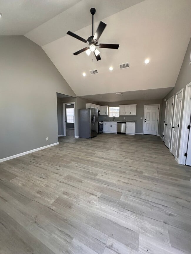 Building Photo - 3 Bed 2 Bath Brick Home with Fenced in Backyard