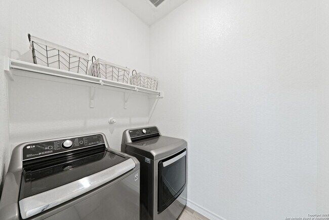 Building Photo - 4 Bedroom/3 Bath Ventana Subdivision