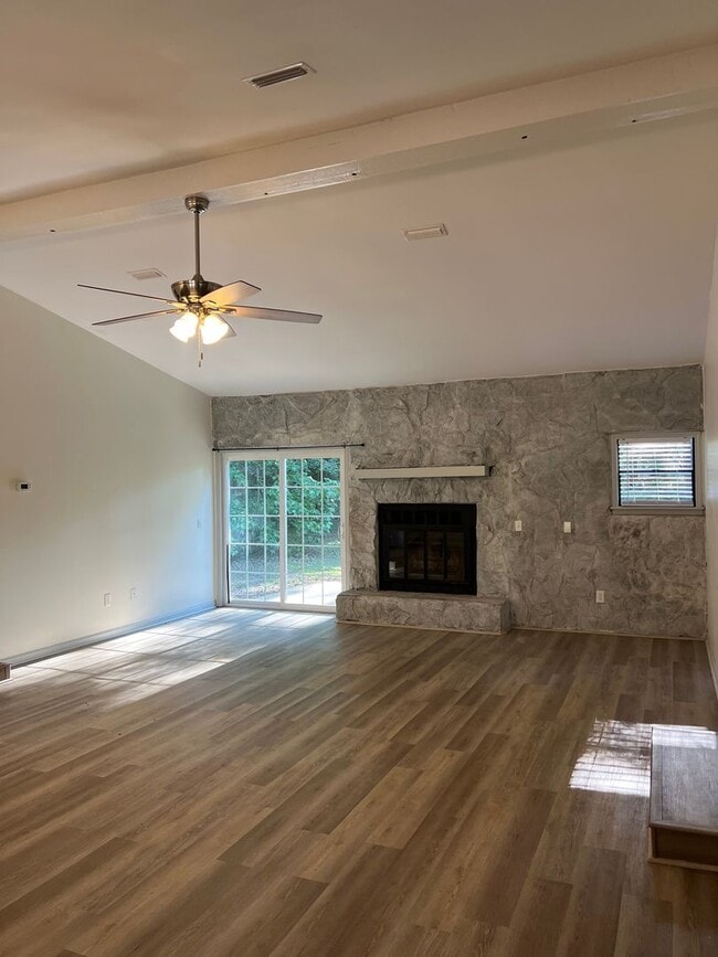 Building Photo - 185 Hickory Tree Ln