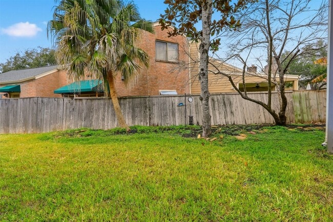 Building Photo - 11930 Carriage Hill Dr