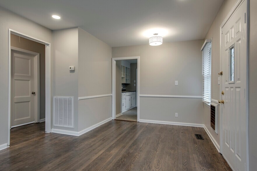 Building Photo - 2204 Rosehaven Dr