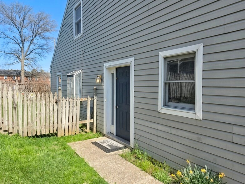 Building Photo - 391 E Jackson St