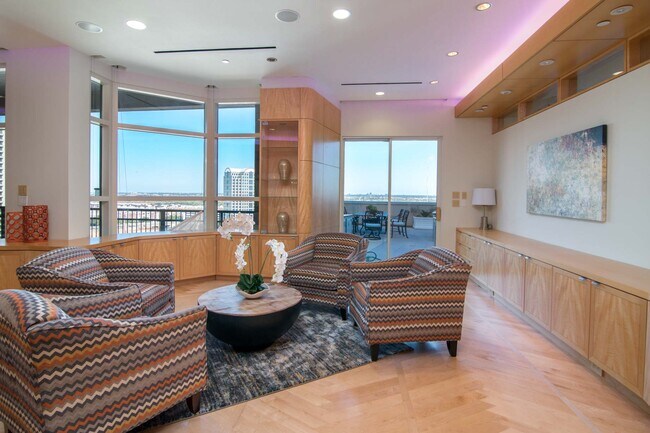 Building Photo - 330 E Las Colinas Blvd