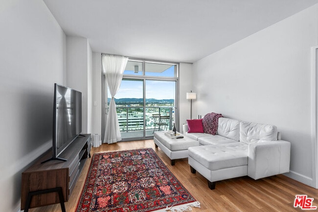 Building Photo - 13700 Marina Pointe Dr