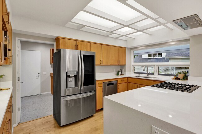 Building Photo - 213 Sea Pines Ln