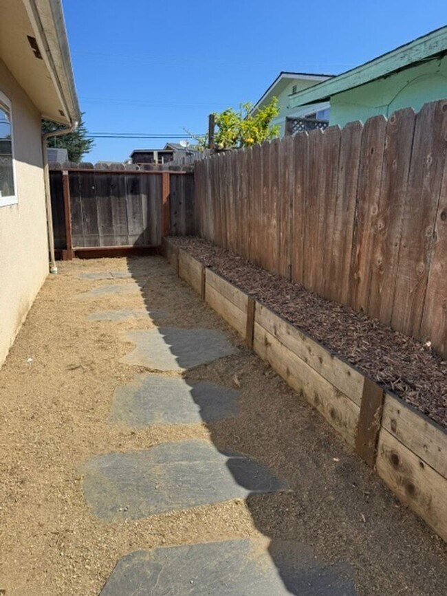 Building Photo - Great Three Bedroom One and 1/2 bath house in Seaside