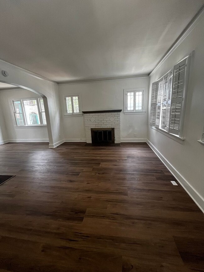 Building Photo - 921