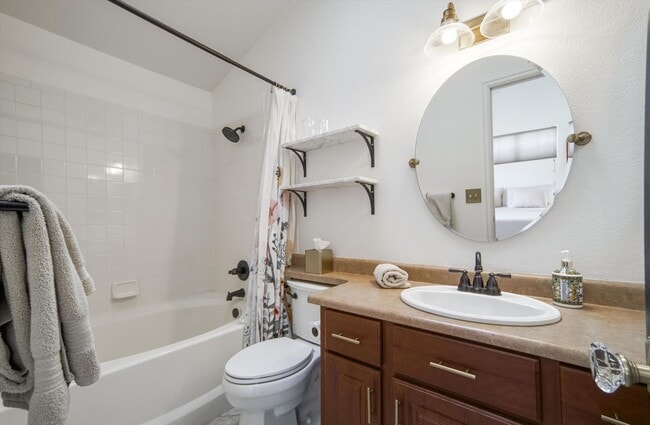 Building Photo - Fantastic Littleton condo  2 bedrooms and ...