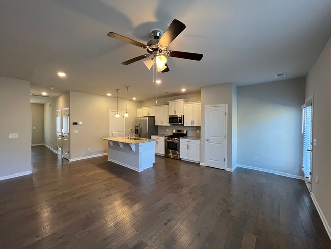 Building Photo - **Move in Special: $300 Off First Month's ...