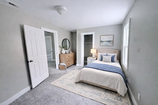 Building Photo - Freshly Renovated Cleveland Duplex Unit with Utilities Included