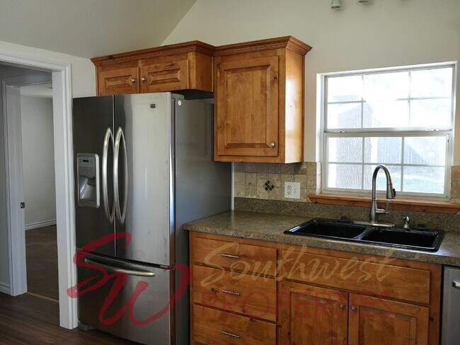 Building Photo - Good looking 3 bedroom 2 bath with huge yard!