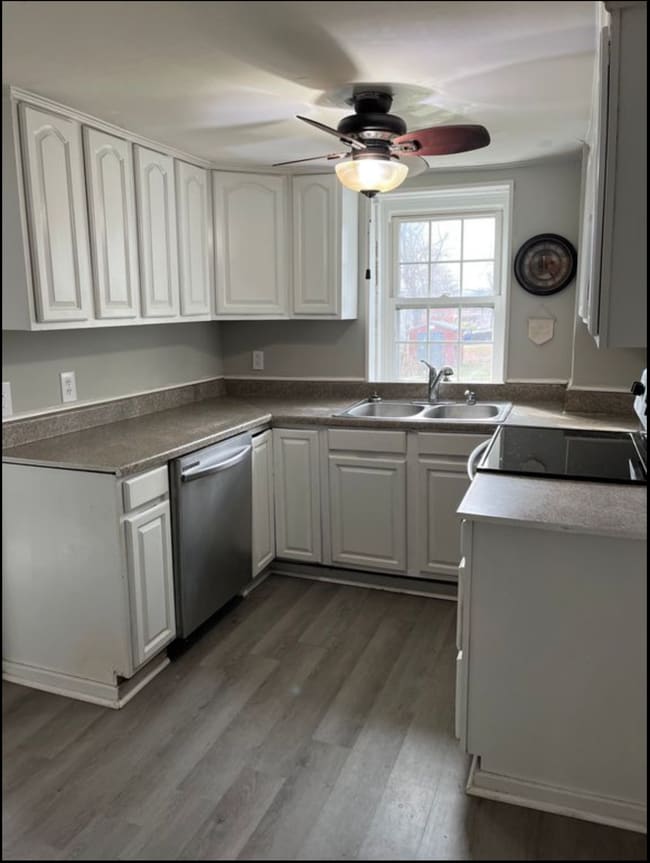 Building Photo - 114 N Brown St