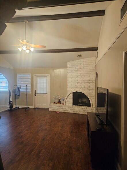 Den w/fireplace + vaulted ceilings - 67 Madrid Ave