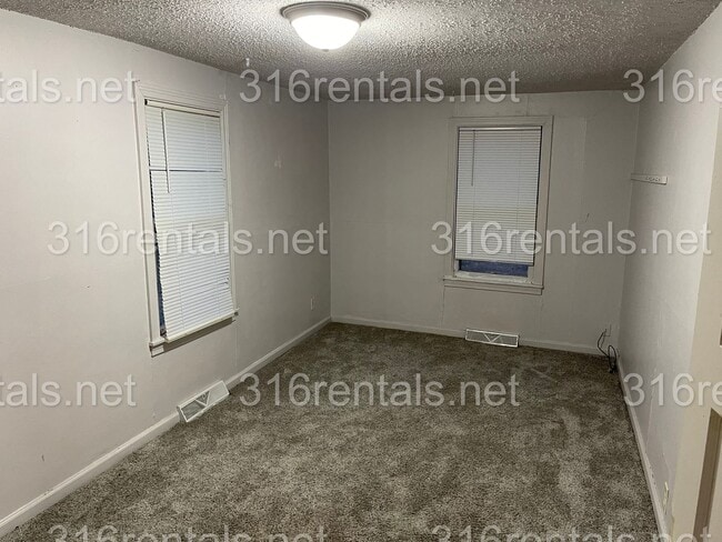 Building Photo - $775 - 2 bed 1 bath - Single Family Home