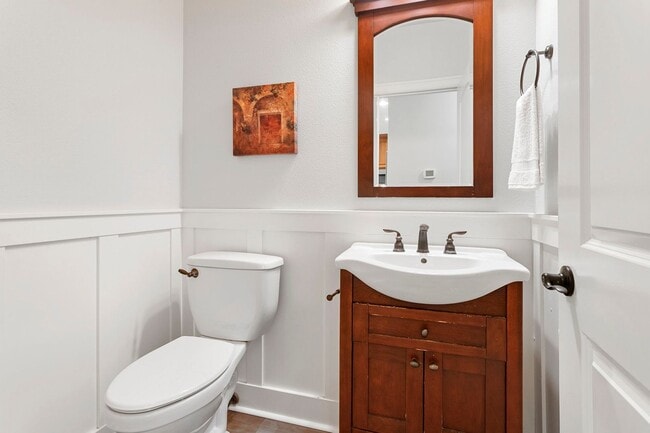 Building Photo - Beautiful 4-bdr/2.5 bath Hillsboro home w/ fireplace near nature area, Intel, Nike, and more