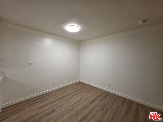 Building Photo - 827 9th St