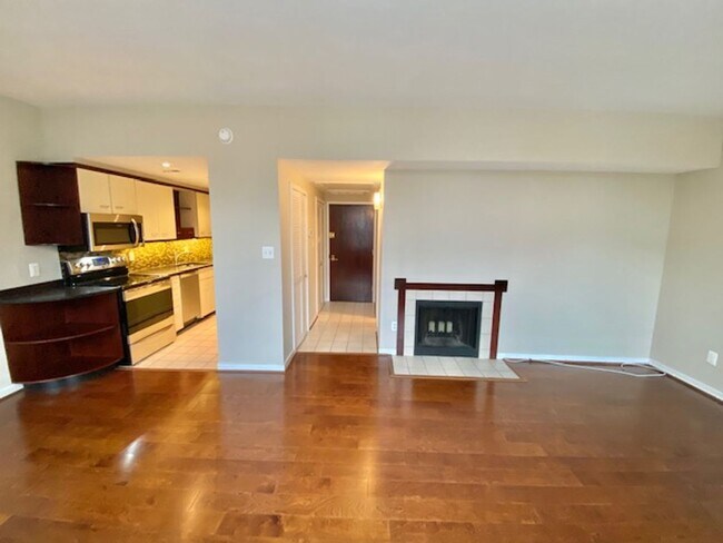 Building Photo - Dupont - West End Fabulous studio with decorative Fireplace & W/D