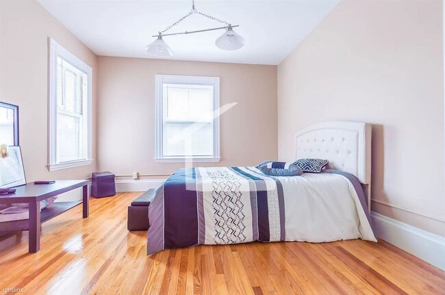 Building Photo - Unique BU Apartment