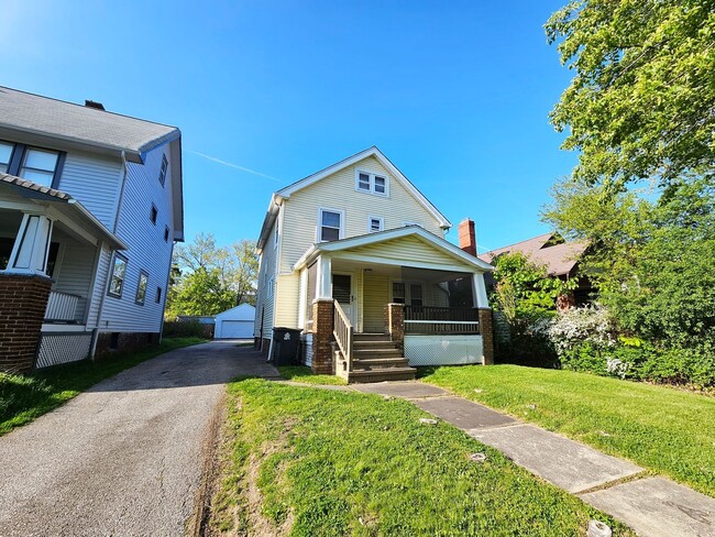 Primary Photo - 3 Bed - 1 Full Bath Colonial available for...